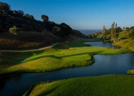 Golfplatz mit zwei Seen im Cabopino Golf Club, daneben verläuft ein Weg