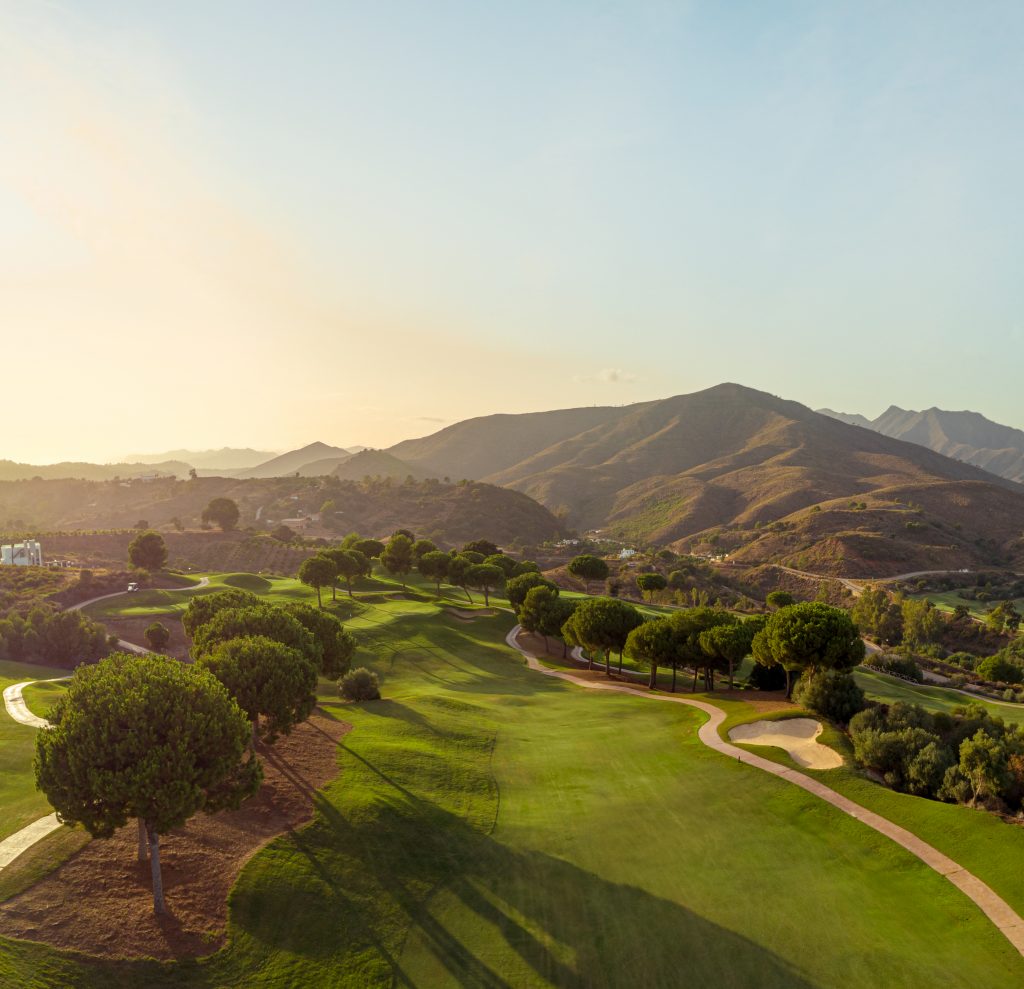 Golfanlage Campo America im La Cala Golf Club, im Hintergrund hügelige Landschaft