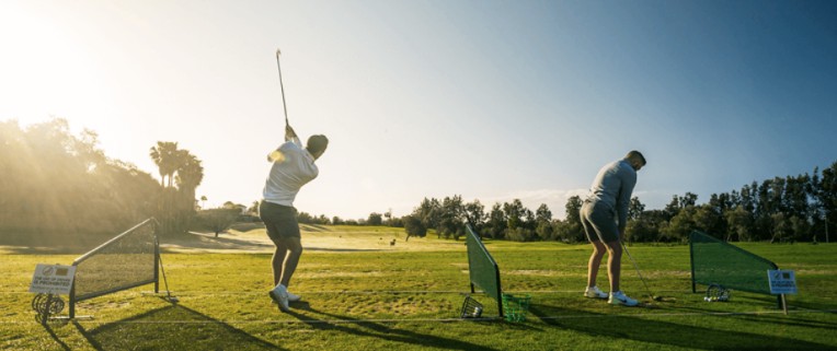 Zwei Golfer beim Abschlag üben im Golf Club Santa Clara Marbella