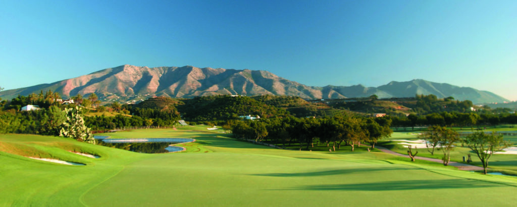Panorama der Golfanlage im Santana Golf Club, im Hintergrund Wald und Gebirge