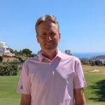 Golfen lernen in der La Cala Golf Academy, Foto von Golflehrer Murdo McCorquodale mit Golfplatz im Hintergrund
