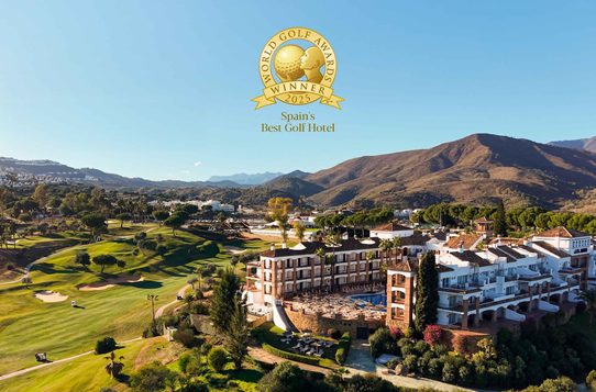 Blick auf Hotelanlage La Cala Resort mit hügeliger Landschaft im Hintergrund, oben in der Mitte Logo von World Golf Awards Winner 2025
