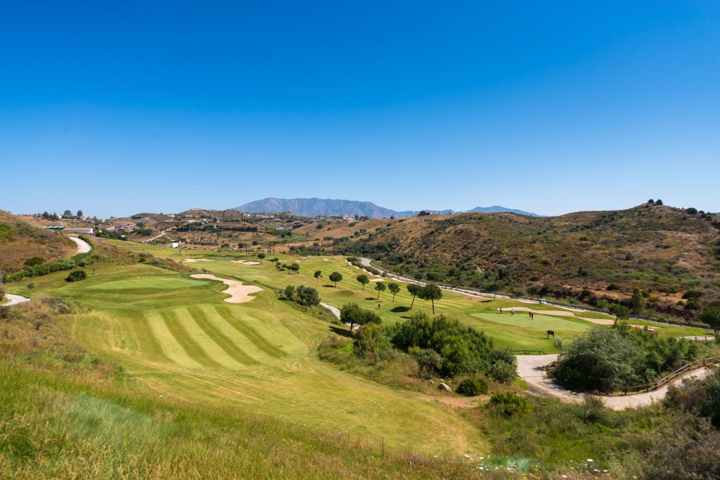Blick auf Golfanlage im Calanova Golf Club, mehrere Golfplätze, im Hintergrund hügelige Landschaft