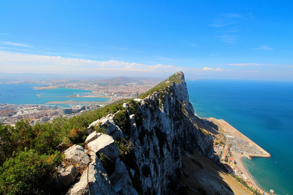 Felsen von Gibraltar mit Stadt im Hintergrund