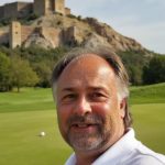 Foto von Frank Wiesner: Mann mit weißen Polo-Shirt, im Hintergrund Golfplatz