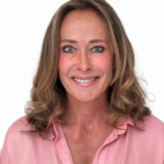 Foto von Katja Cabello: Frau mit rosa-farbener Bluse lächelt