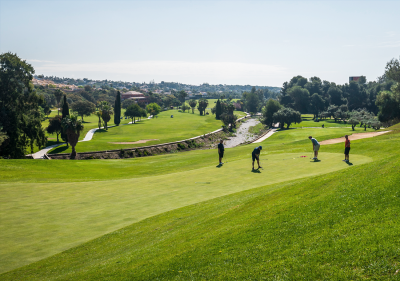 Golfer spielen im Golf Club Santa Clara Marbella auf einem Golfplatz