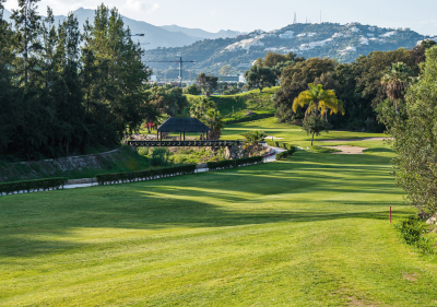 Blick auf Loch 2 auf einem Golfplatz im Golf Club Santa Clara Marbella