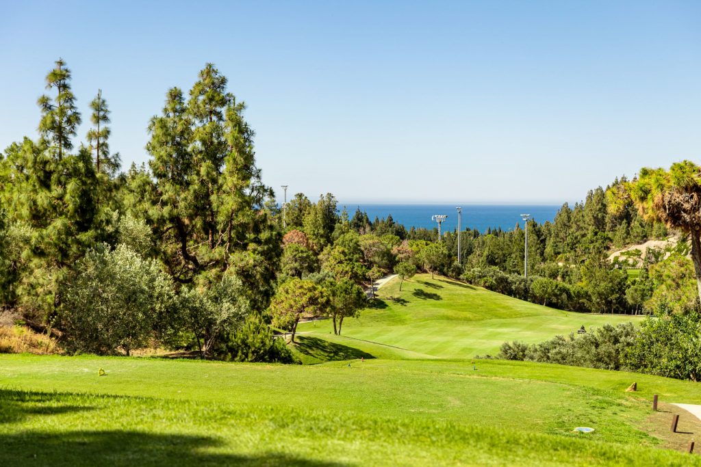 Blick von oben auf den Golfplatz El Chaparral Loch 17 mit Blick auf das Meer