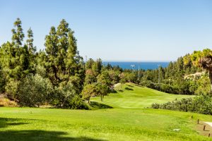 Blick von oben auf den Golfplatz El Chaparral Loch 17 mit Blick auf das Meer