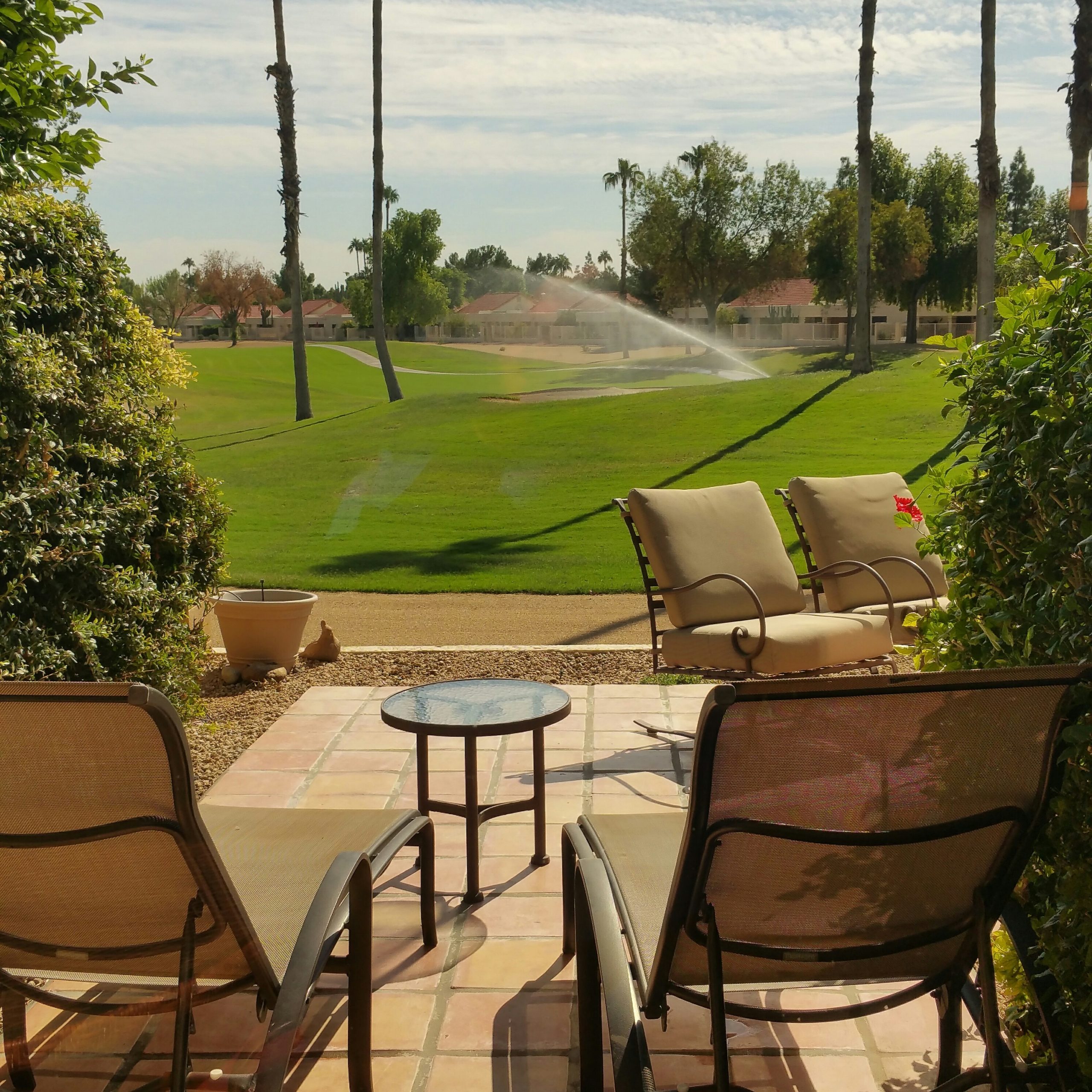 Blick auf einen Golfplatz aus dem Zimmer eines Golfhotels in Spanien