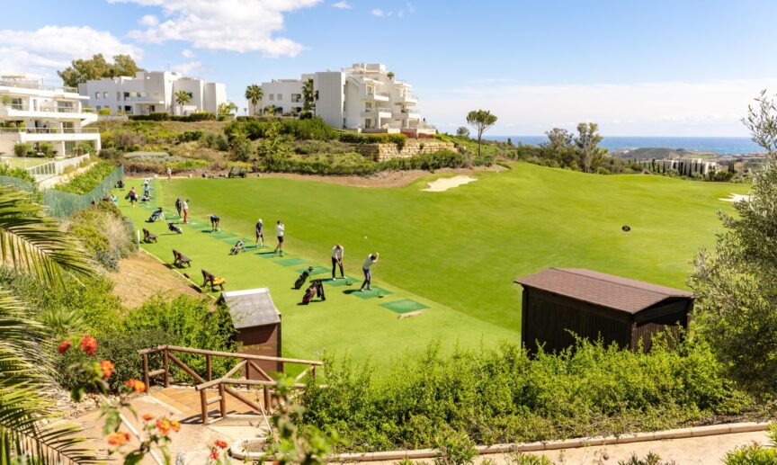 In der der La Cala Golf Academy üben mehrere Golfer den perfekten Abschlag.