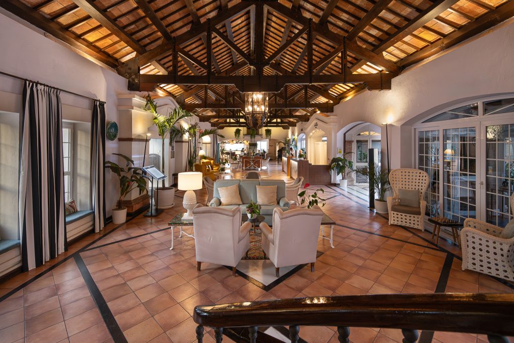Blick in die Lobby des Golfhotels La Cala Resort mit Sitzgelegenheiten und Rezeption
