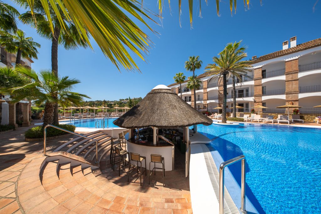 La Cala Resort: Poolbar mit Pool daneben