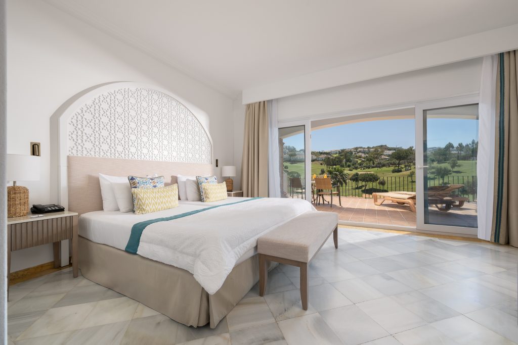 Zimmer mit Doppelbett im Golfhotel La Cala Resort