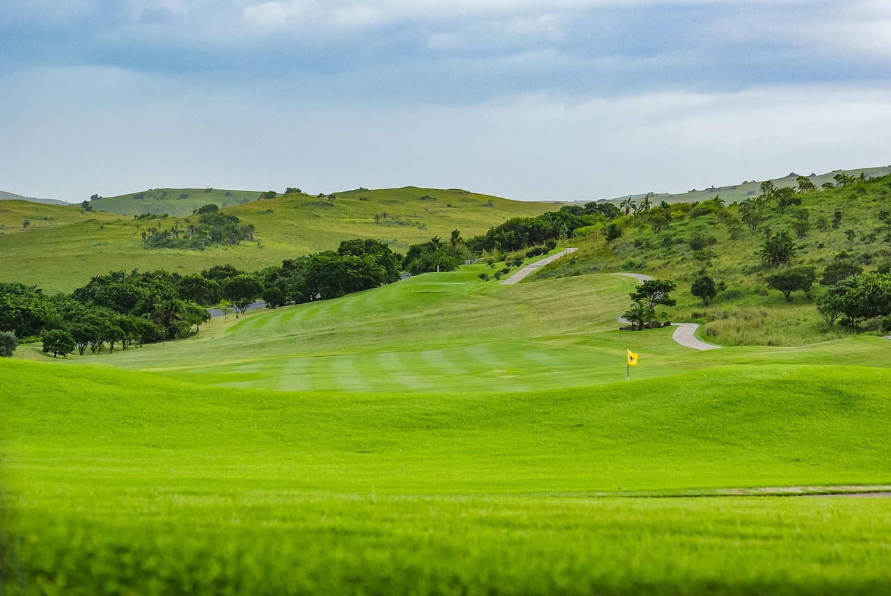 La Siesta Golfplatz mit grüner, hügeliger Landschaft im Hintergrund
