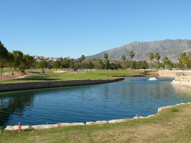 Mijas Golfplatz: Blick auf Loch 11 und See im Vordergrund
