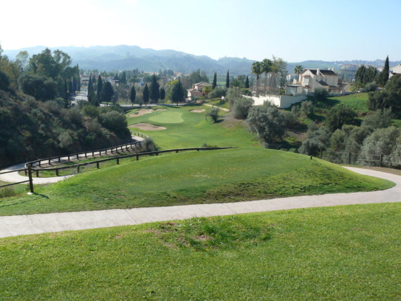 Mijas Golf: Blick von oben auf Los Olivos Loch 14