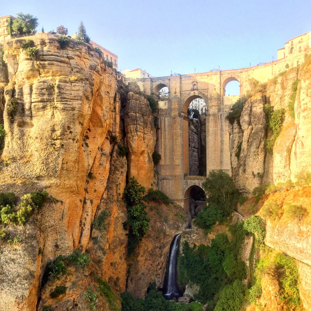 Steinbogenbrücke in Ronda mit Felsen