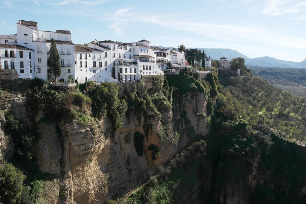 Ronda: Felsen, auf dem weiße Häuser stehen